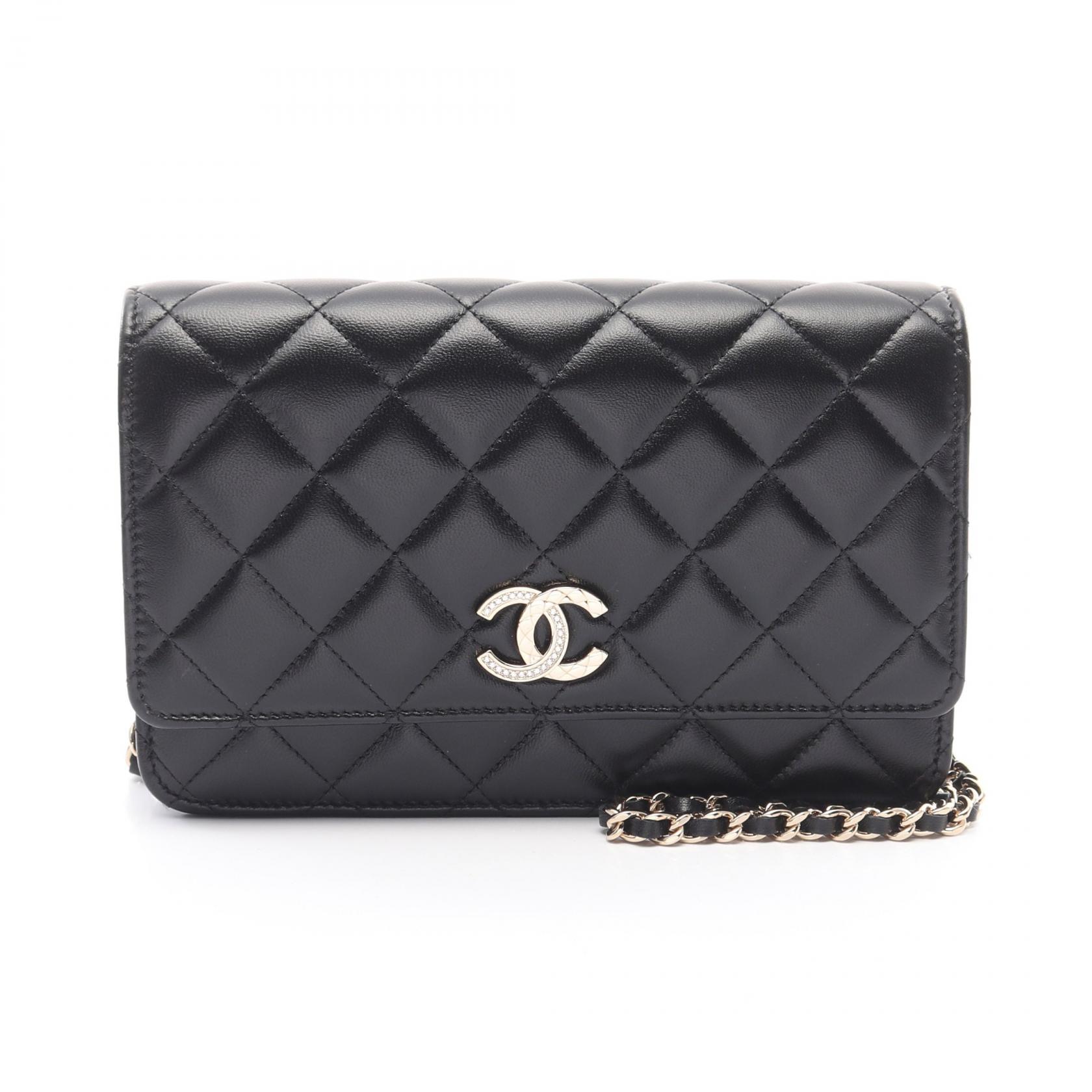 CHANEL Matelasse Shoulder Bag