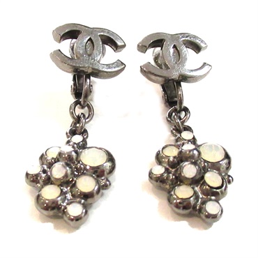 CHANEL Grape motif Earring plating Silver Used women CC Coco