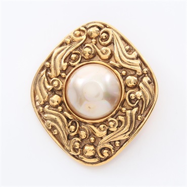 CHANEL Brooch Gold Plated Artificial pearl White Used Women CC Coco
